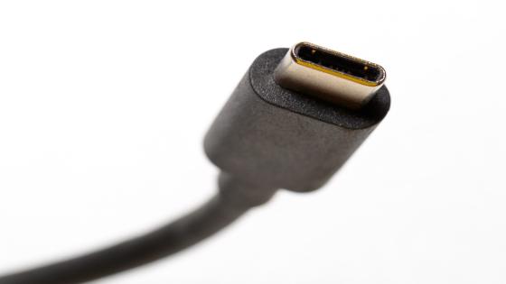 كابلات و منافذ الـ USB الجديدة تحل محل أي كابل آخر