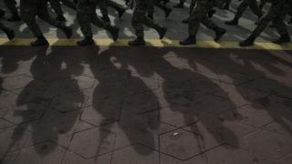 محاكمة جندي ماليزي بتهمة لبسه (تي شيرت) مرسوم به شعار داعش